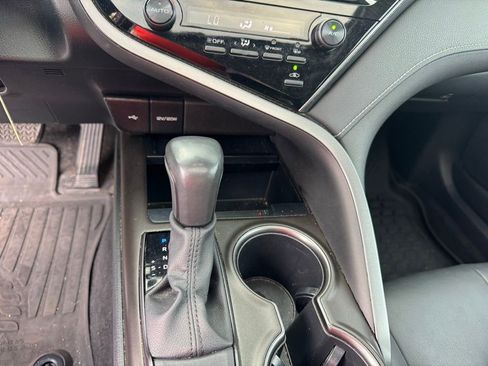 Used 2021 Toyota Camry SE w/ Cold Weather Package image 19