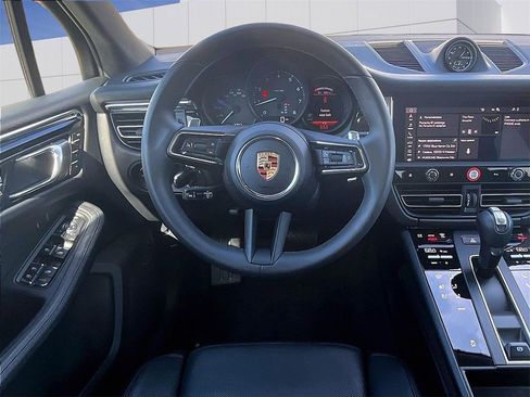 Certified 2025 Porsche Macan image 13