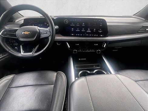 Used 2025 Chevrolet Suburban Premier RWD image 16
