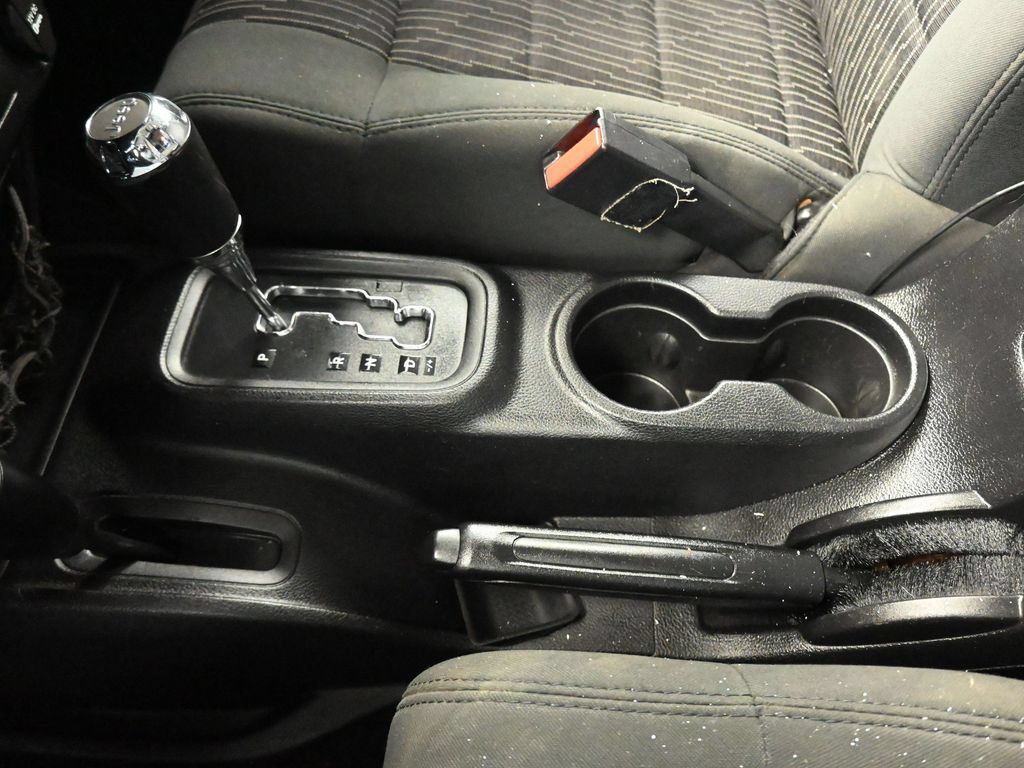 Used 2012 Jeep Wrangler Unlimited Sahara AWD/4WD image 17