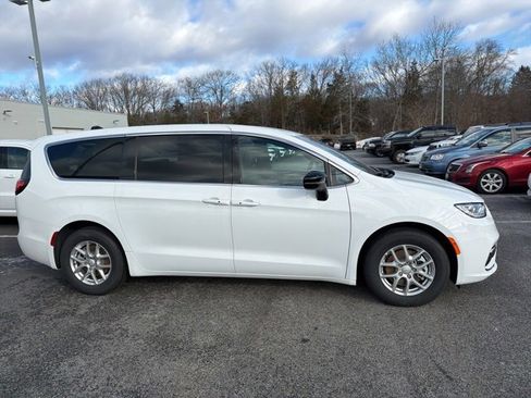 New 2026 Chrysler Pacifica Select image 2