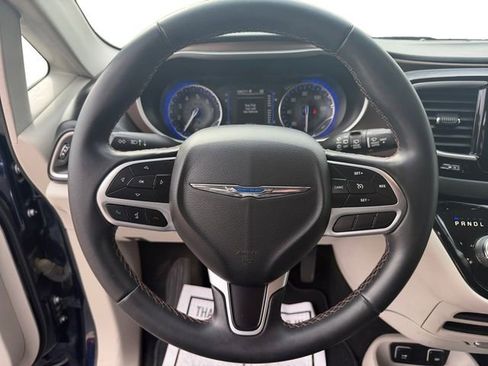 Used 2017 Chrysler Pacifica Touring-L w/ Tire & Wheel Group image 5