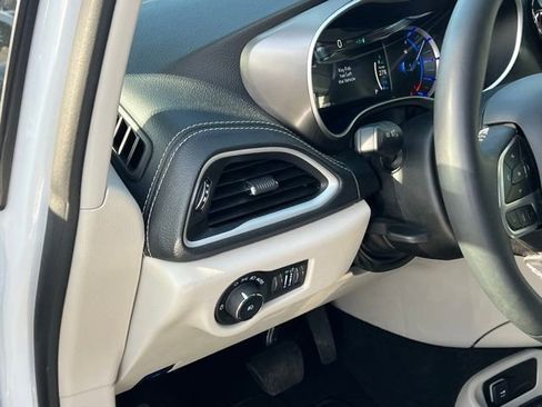 Used 2024 Chrysler Pacifica Select image 12