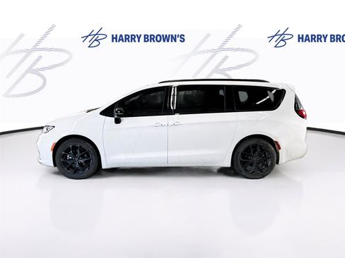 Used 2025 Chrysler Pacifica Limited image 8