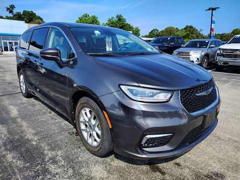 Used 2023 Chrysler Pacifica Touring-L FWD image 3