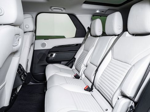 Used 2025 Land Rover Discovery S image 17