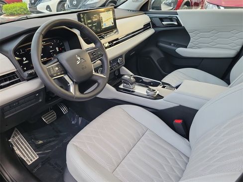 Used 2025 Mitsubishi Outlander SEL image 14