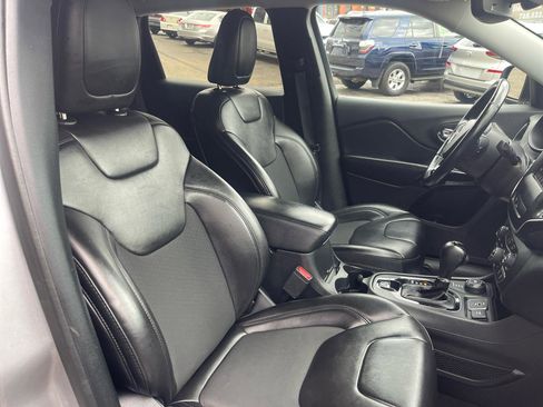 Used 2020 Jeep Cherokee Latitude Plus AWD/4WD image 17