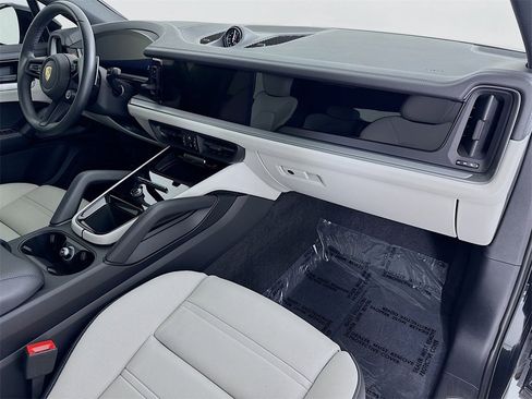 Used 2024 Porsche Cayenne Coupe image 31