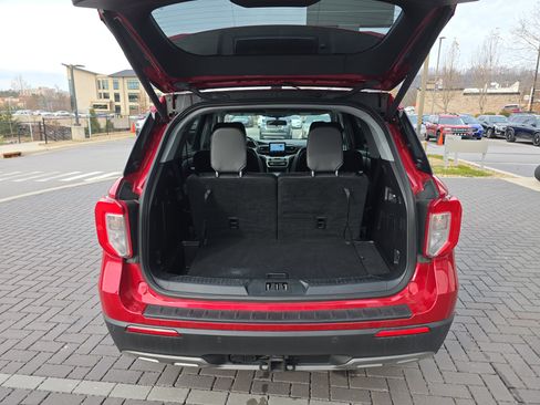 Used 2021 Ford Explorer XLT w/ Equipment Group 202A image 7