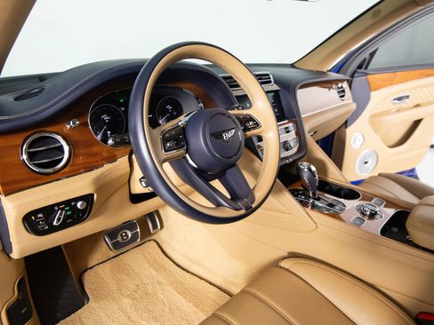 Used 2021 Bentley Bentayga AWD/4WD image 19