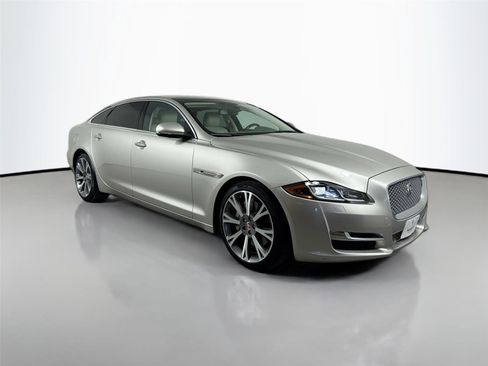 Used 2017 Jaguar XJ L Portfolio RWD image 4