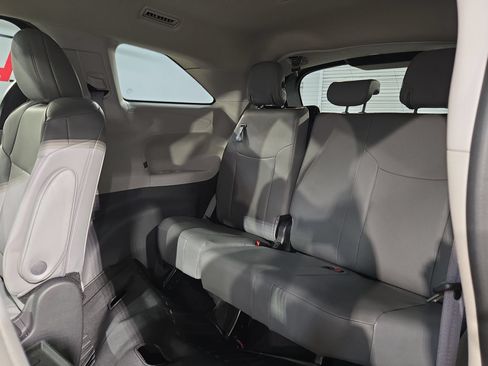 Used 2023 Toyota Sienna XLE FWD image 36