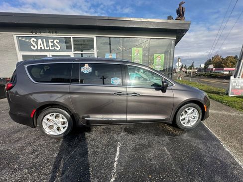 Used 2017 Chrysler Pacifica Touring-L Plus w/ Advanced Safetytec Group image 4