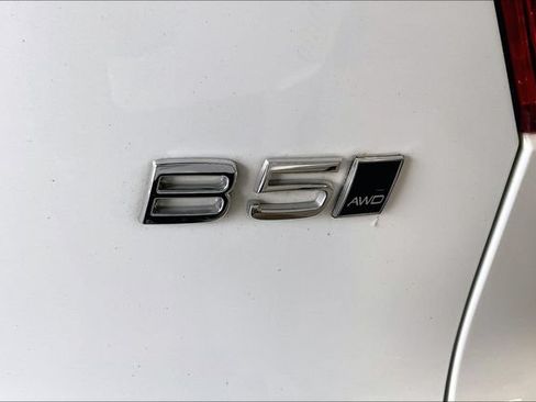 Certified 2023 Volvo XC40 B5 Plus w/ Protection Package Premier AWD/4WD image 11