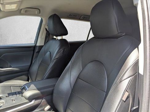 Used 2022 Toyota Highlander LE FWD image 8