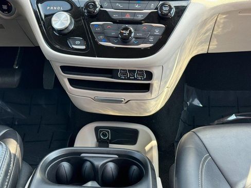 Used 2023 Chrysler Pacifica Touring-L FWD image 14