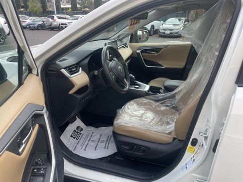 Used 2020 Toyota RAV4 Limited image 10