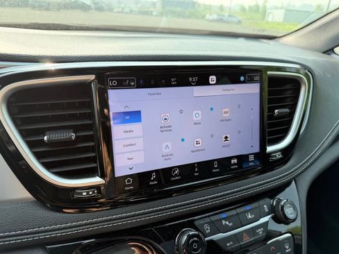 Used 2025 Chrysler Pacifica Limited FWD image 17
