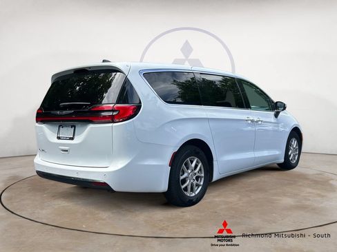 Used 2023 Chrysler Pacifica Touring-L FWD image 3
