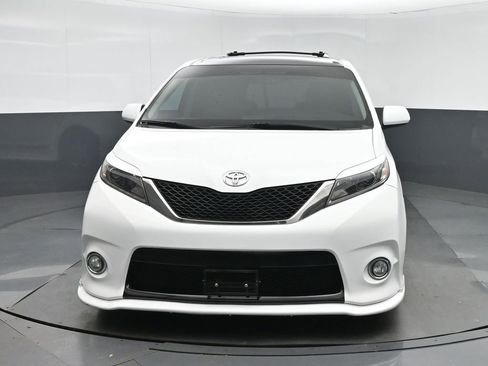 Used 2016 Toyota Sienna SE Premium w/ Protection Package FWD image 2