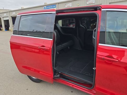 Used 2025 Chrysler Pacifica Select image 26