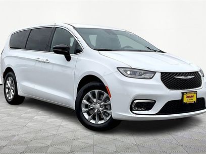 New 2025 Chrysler Pacifica Select