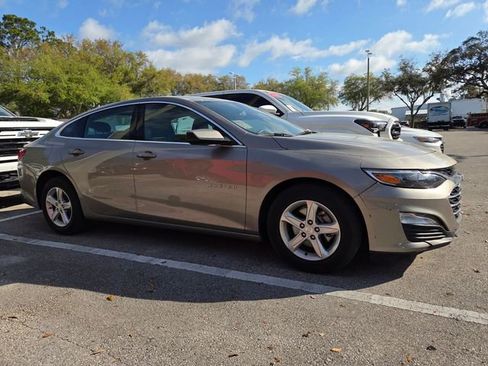 Used 2025 Chevrolet Malibu LT image 3