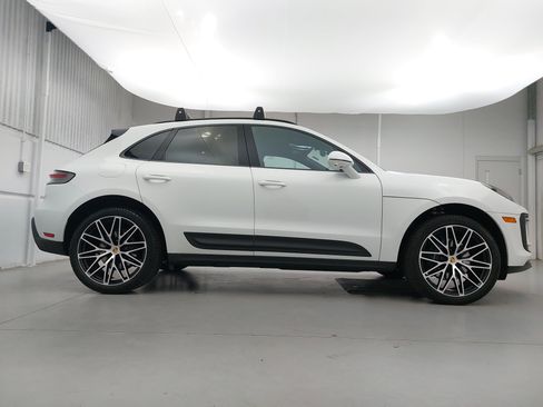 Certified 2025 Porsche Macan AWD/4WD image 8