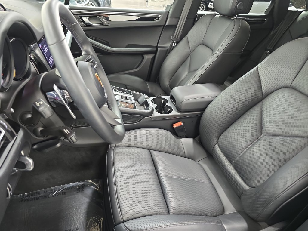 Certified 2026 Porsche Macan AWD/4WD image 5