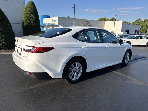 Used 2025 Toyota Camry SE image 4