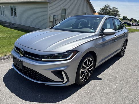 Used 2025 Volkswagen Jetta SE FWD image 8