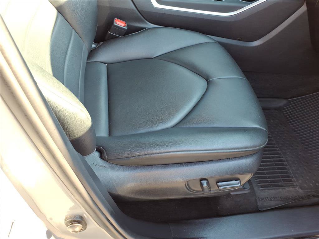 Used 2024 Toyota Highlander XLE AWD/4WD image 17