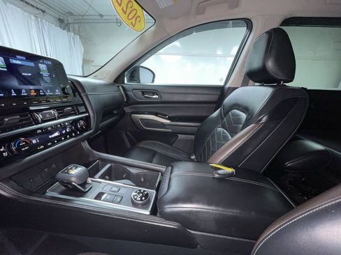 Used 2022 Nissan Pathfinder Platinum w/ Cargo Package image 11