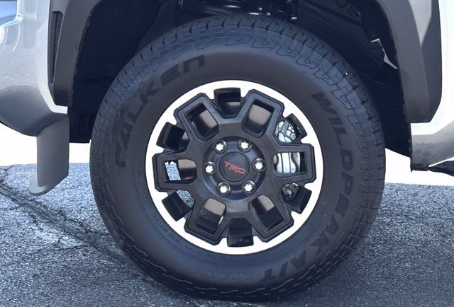Used 2025 Toyota Tacoma TRD Off-Road AWD/4WD image 8