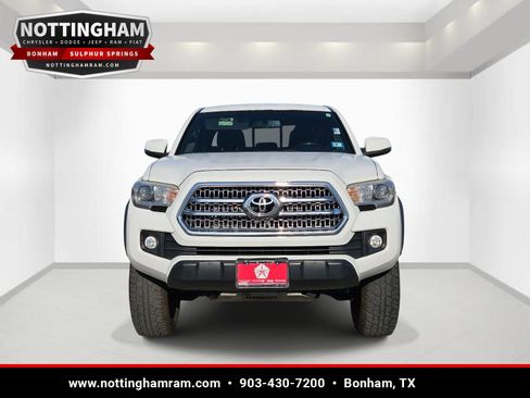 Used 2017 Toyota Tacoma TRD Off-Road w/ Tow Package AWD/4WD image 2