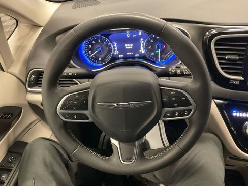 Used 2023 Chrysler Pacifica Touring-L image 18