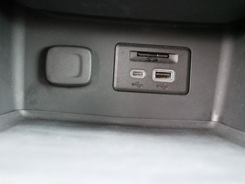 Used 2023 GMC Acadia SLT w/ Elevation Edition image 32