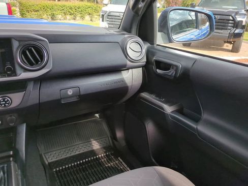 Used 2018 Toyota Tacoma TRD Sport w/ Technology Package image 16