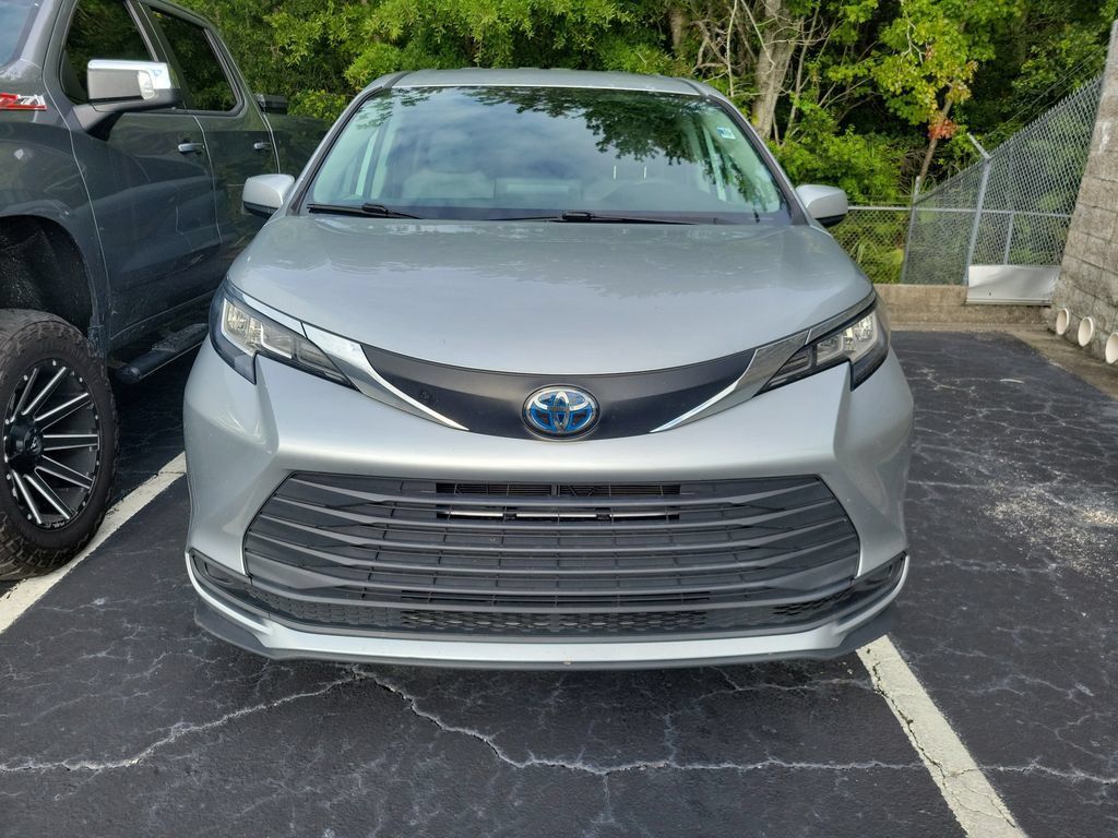 Used 2021 Toyota Sienna LE FWD image 2