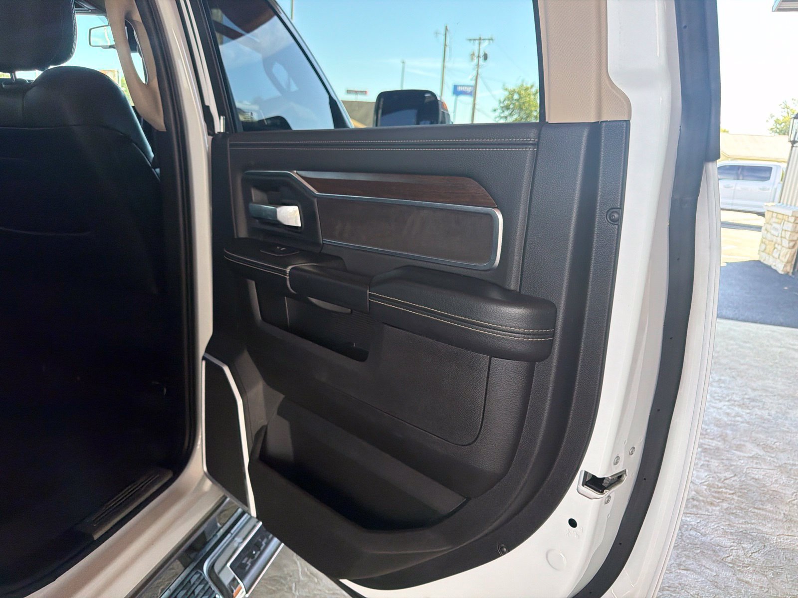 Used 2022 RAM 2500 Laramie AWD/4WD image 4