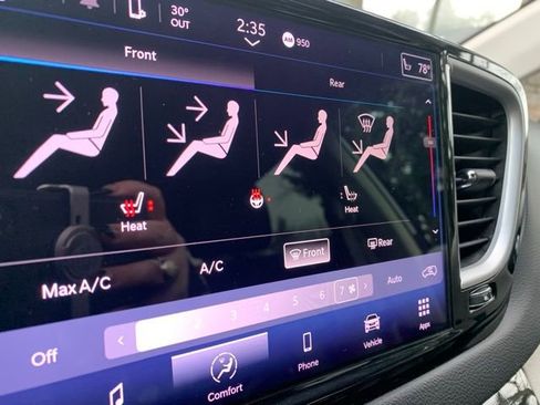 Used 2024 Chrysler Pacifica Touring-L image 17