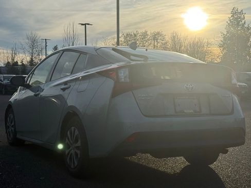 Used 2022 Toyota Prius LE image 3