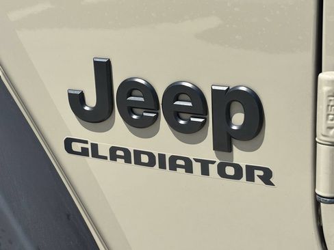 Used 2022 Jeep Gladiator Sport AWD/4WD image 8