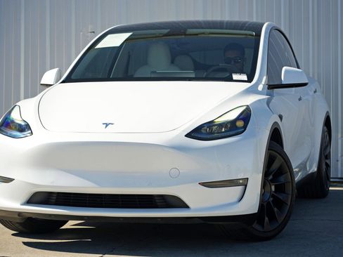 Used 2022 Tesla Model Y Long Range image 3