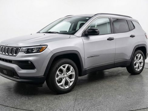 Used 2025 Jeep Compass Latitude image 3