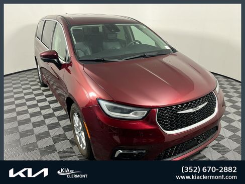 Used 2023 Chrysler Pacifica Touring-L FWD image 1