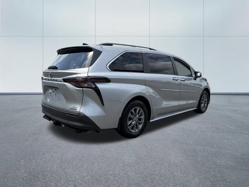Used 2024 Toyota Sienna XLE AWD/4WD image 5