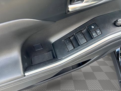 Used 2021 Toyota Highlander XLE AWD/4WD image 15