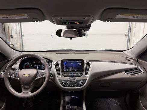 Used 2025 Chevrolet Malibu LT image 2